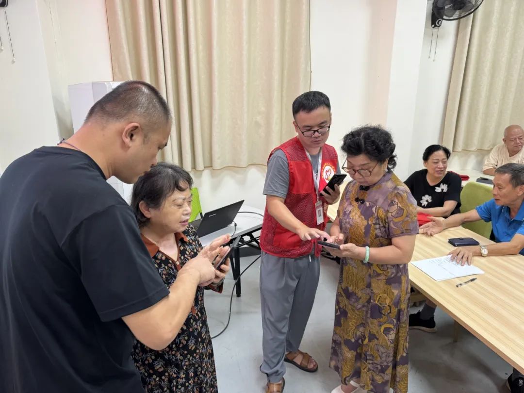 银龄数智课堂丨玩转AI，数字助老不停步