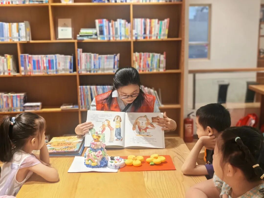 秋日童趣|“城市书吧”亲子共读点亮周末时光