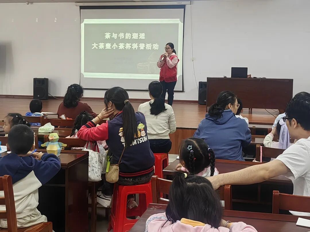 茶与书的邂逅：大茶壶与小茶杯的科普之旅