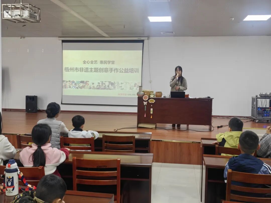 竹韵织童心•非遗焕新生——梧州少儿竹芒编织体验活动点亮文化传承之光